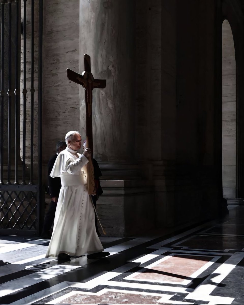 UniCatolicos_es's tweet photo. Si a veces nos parece que tocamos fondo, recordemos: ese es el lugar desde el cual Dios es capaz de comenzar una nueva creación. Una creación hecha de personas que se han vuelto a levantar, de corazones perdonados, de lágrimas enjugadas.

Ningún lugar está demasiado lejos, ningún corazón demasiado cerrado, ninguna tumba demasiado sellada para el amor de Dios. 

- @Pontifex_es