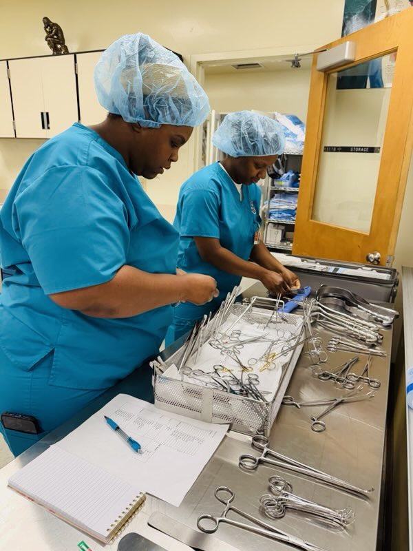 Sheridan_Tech's tweet image. Our Surgical Technology students are hands-on and focused as they review operating room instruments- mastering the tools of the trade before they step into the OR.😷 #SheridanTech #SurgicalTechnology  #handsontraining #CareerReady