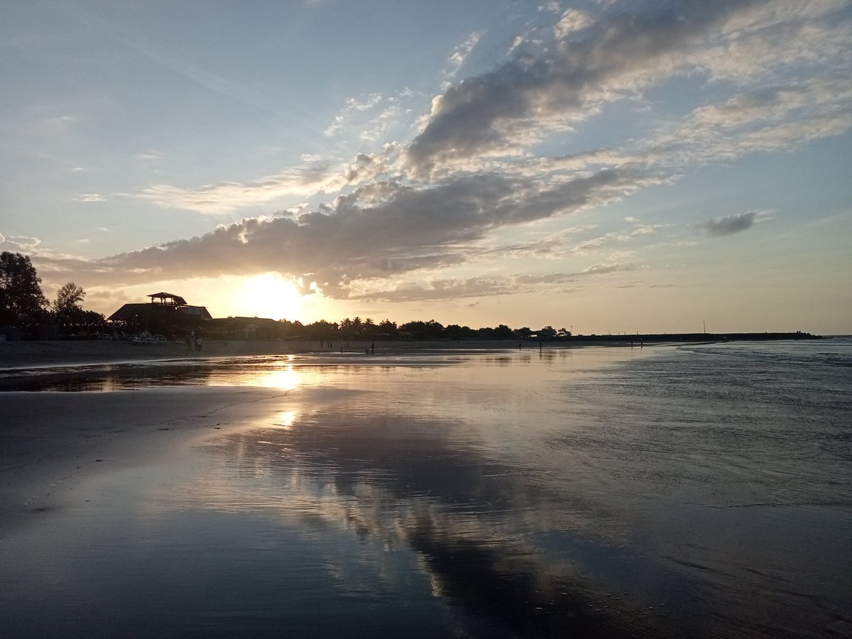 tadi pergi ke pantai dan bertepatan dengan senjanya yang lagi cantik banget, tapi lebih shock sama hasil foto ini di hp gue, karena biasa hasilnya burik?????🧐🧐🧐🧐