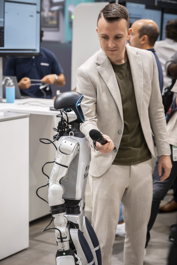 DirkSchaar's tweet image. #EMO2025 : @siemensindustry shapes the future of the #machinetool industry! Discover Hall 6, F30: 🌟 #AI in action – smarter, efficient &amp;amp; sustainable product dev 🌟 CNC #Robotics Innovation w/ autonox &amp;amp; DANOBAT – precision redefined [sponsored] #CNC #Manufacturing #Innovation