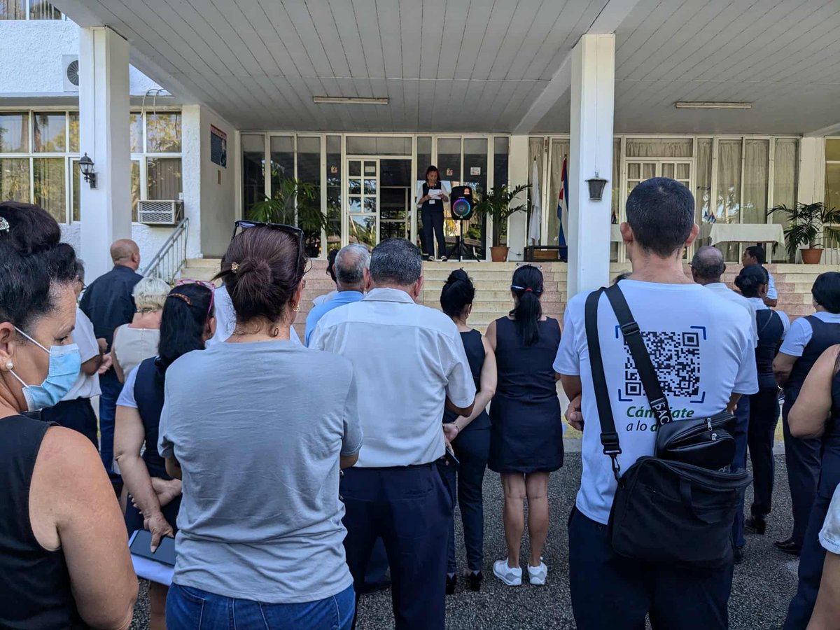 Avilacomunica's tweet photo. Trabajadores de @ETECSA_Cuba #CiegodeAvila responden al llamado del Gobierno Revolucionario encabezados por las principales autoridades de la provincia, dejando su firma en apoyo a Venezuela ante las recientes acciones del gobierno estadounidense. https://t.co/SWO6TIObKR