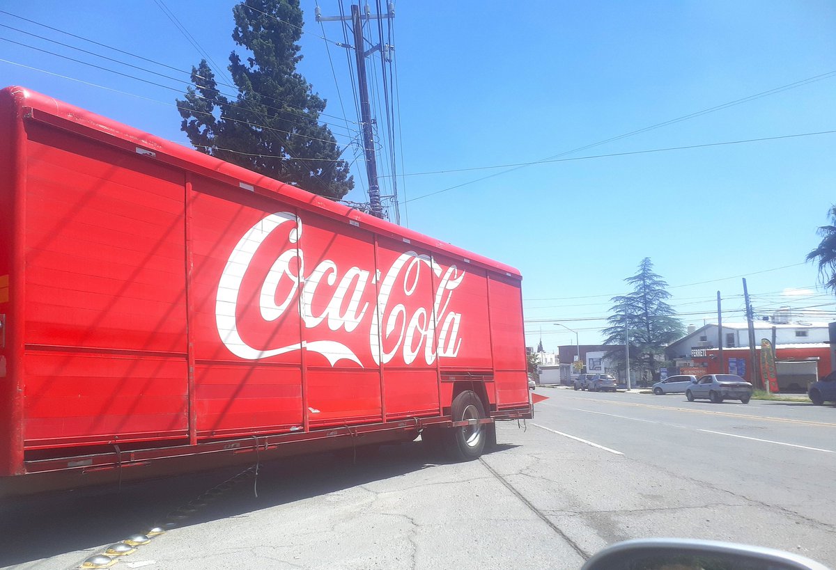 chmerka's tweet photo. Este camión extra largo -inadecuado para la ciudad- de ya ven quién se estacionó en una esquina, tapando dos cocheras y la visibilidad hacia el flujo de la avenida principal.  Y luego se extrañan...  #CocaCola #antimarketing https://t.co/6yOKCBNyn8