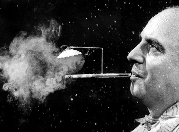 AbretuPotencial's tweet image. 1. Cigarros con paraguas:

Robert L. Sterm es el inventor de la boquilla con un pequeño paraguas en la punta.

Este paraguas permite fumar aun cuando está lloviendo.