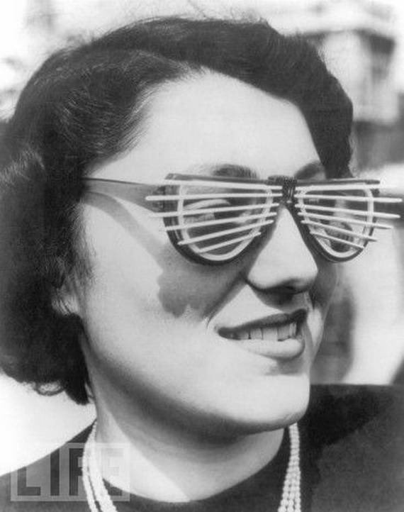 AbretuPotencial's tweet image. 5. Gafas de sol a rayas:

Un invento de los 80 sin ninguna utilidad práctica.

Unas gafas de sol cuyo inventor desconocemos y que además de incomodarte la visión, no cumplen con la función básica de las gafas de sol: proteger del sol.