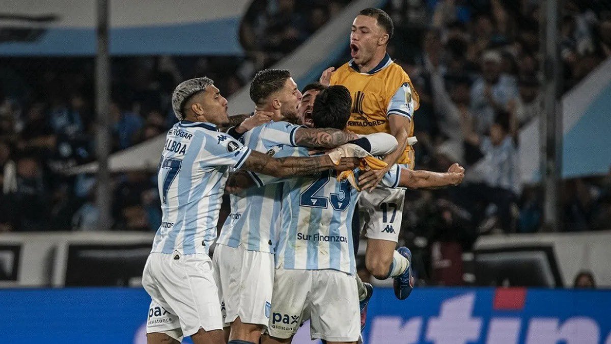 ¿Ven que los mercados de pases no son solo lo que llega, sino lo que se mantiene? Las figuras de la serie son Maravilla, Sosa, Solari, Rojas, Colombo, Cambeses...

Era muy obvio que Racing iba a pelear hasta el final con lo que ya tenía, que no es poco.