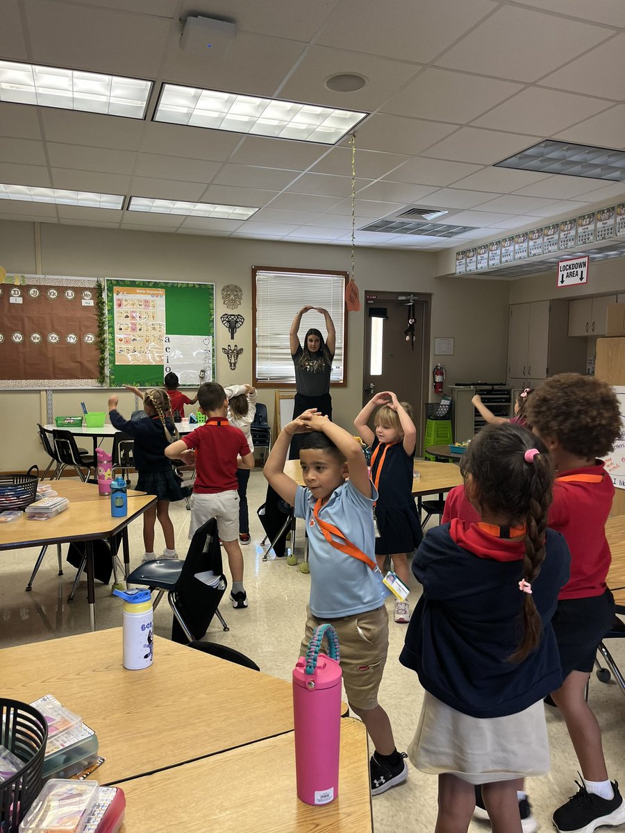 AJMicieli's tweet photo. Ms. Ruggiero uses physical movement to help students practice their vowels and vowel sounds. 

Incorporating movement into lessons helps reinforce concepts through physical experiences that students can recall later. 

#PositivityEmpowersSuccess https://t.co/BKePLjYeMK