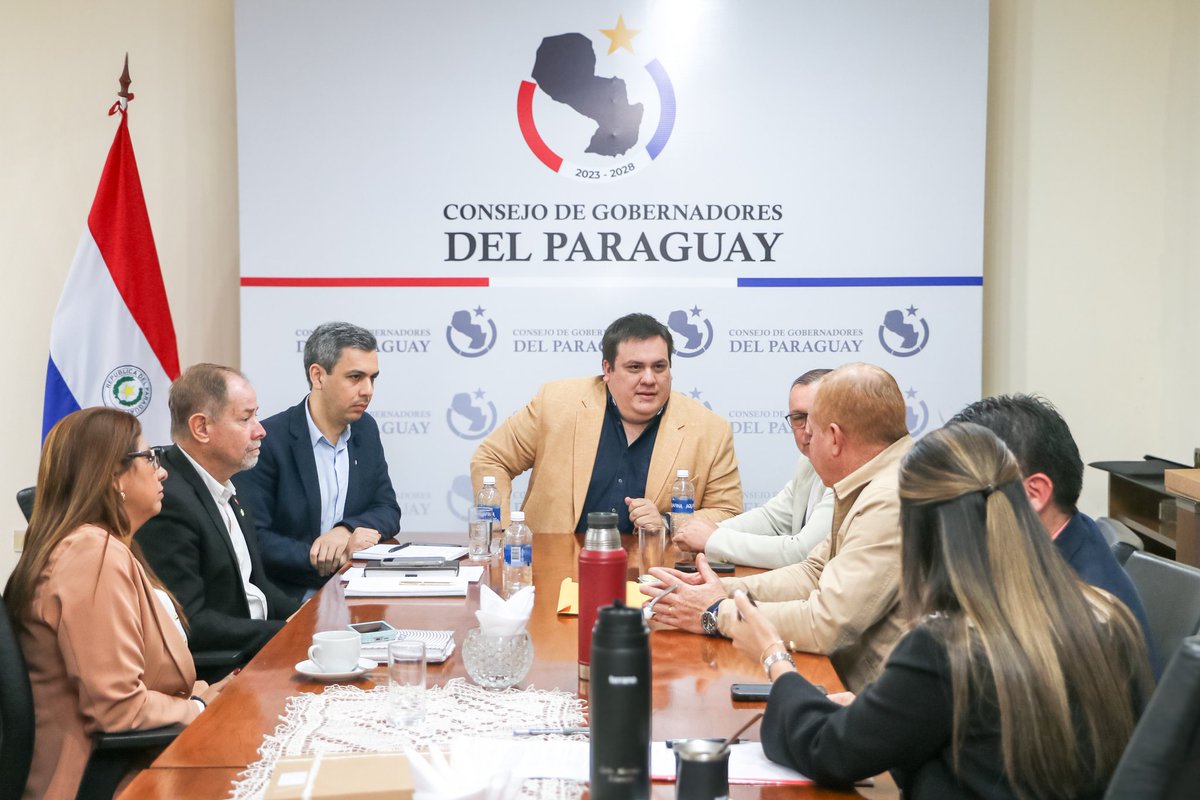 CesaritoSosaCLS's tweet photo. Con los colegas Gobernadores participamos de la Sesión Ordinaria del Consejo de Gobernadores, abordando temas claves para el desarrollo de nuestros departamentos, con la presencia del Dr. Juan José Galeano, Ministro Asesor de la Presidencia. 🇵🇾

⬇️ https://t.co/efnJ5vik8u