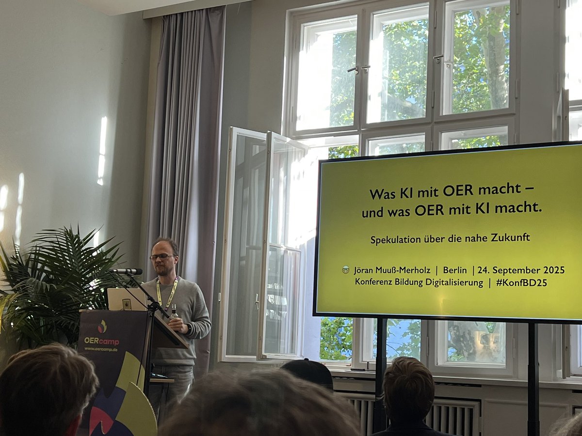 Auf der #KonfBD25 in Berlin: 

Vortrag von Jöran Muß-Merholz „Was KI mit OER macht – und was OER mit KI macht.“ 

💡 Spannend: Wie können wir ko-kreativ OER mit KI entwickeln – und dabei inklusiv &amp; barrierefrei bleiben? 

🌈 #Diklusion #OER #KI
