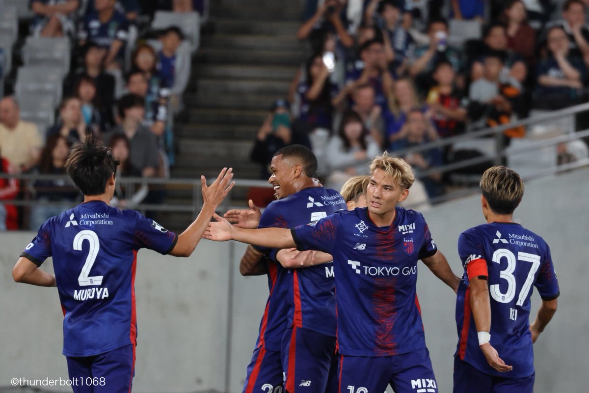 thunderbolt1068's tweet photo. 🤝
#佐藤恵允
#室屋成
2025明治安田J1リーグ第31節
#NPNT
#fctokyo #FC東京
#ピッチサイドカメラマンシート https://t.co/hAg4OSj03m