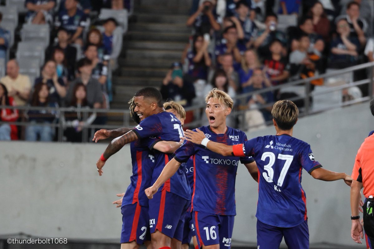 thunderbolt1068's tweet photo. 🤝
#佐藤恵允
#室屋成
2025明治安田J1リーグ第31節
#NPNT
#fctokyo #FC東京
#ピッチサイドカメラマンシート https://t.co/hAg4OSj03m