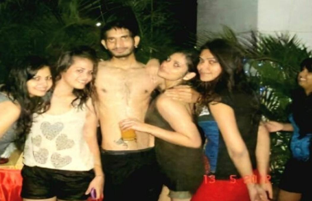 jaysingh_3237's tweet image. ऐसे मामलों पर सपाइयों को जवाब देना चाहिए कि जब शिवपाल सिंह यादव जी के सुपुत्र आदित्य यादव की अय्याशी वाली तस्वीरें सामने आती हैं तो यह समाजवाद और जनता की सेवा का असली चेहरा उजागर करती हैं।
जनता से वोट लेने के लिए गरीब-गुरबा, किसान और नौजवानों की बात की जाती है, लेकिन असल में मंच…