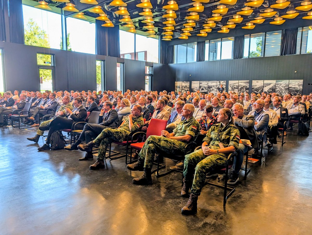 Vandaag op de Kromhout Kazerne symposium van <a href="/NIDVnews/">NIDV</a> en <a href="/Defensie/">Ministerie van Defensie</a> voorzitten om de samenwerking tussen krijgsmacht en Nederlandse defensieindustrie te verbeteren. Juist nu zeer belangrijk!