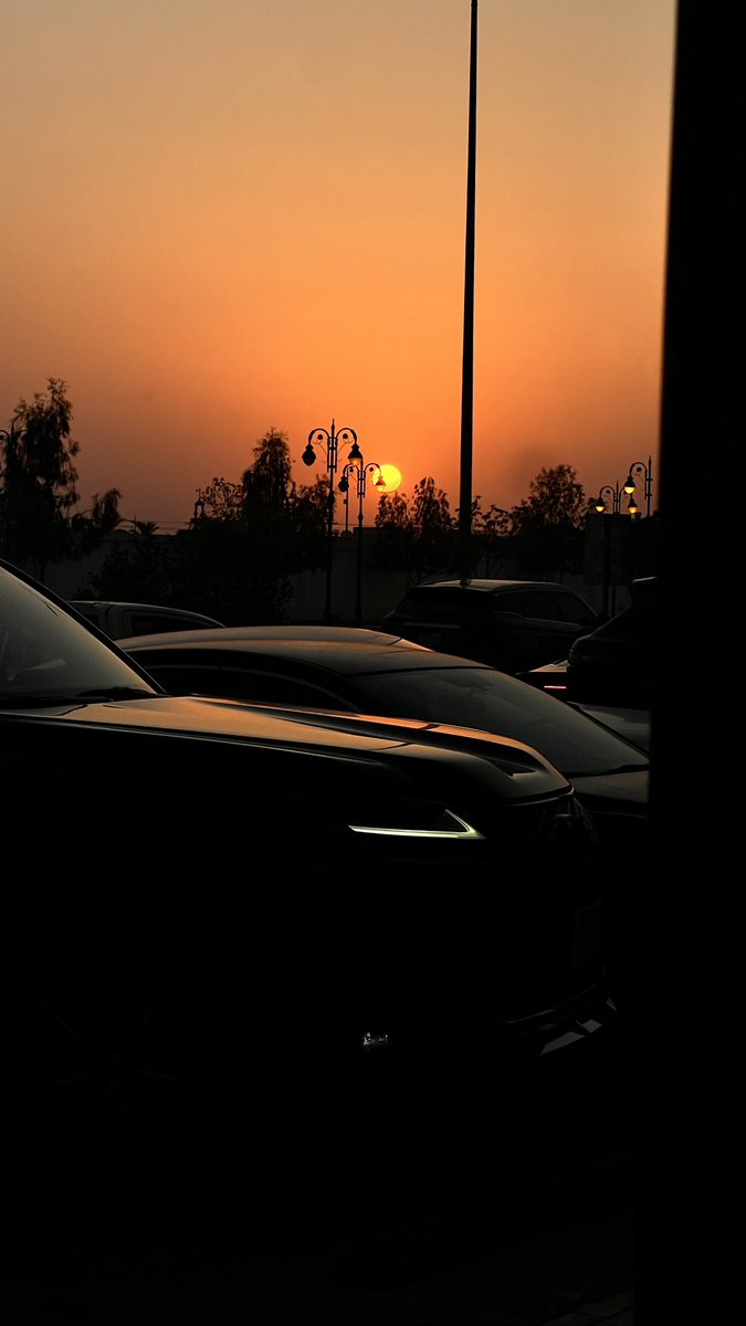 طواري غروب الشمس مالي عليها أخلاق
و على كثر ما هي — تتعب القلب مألوفه