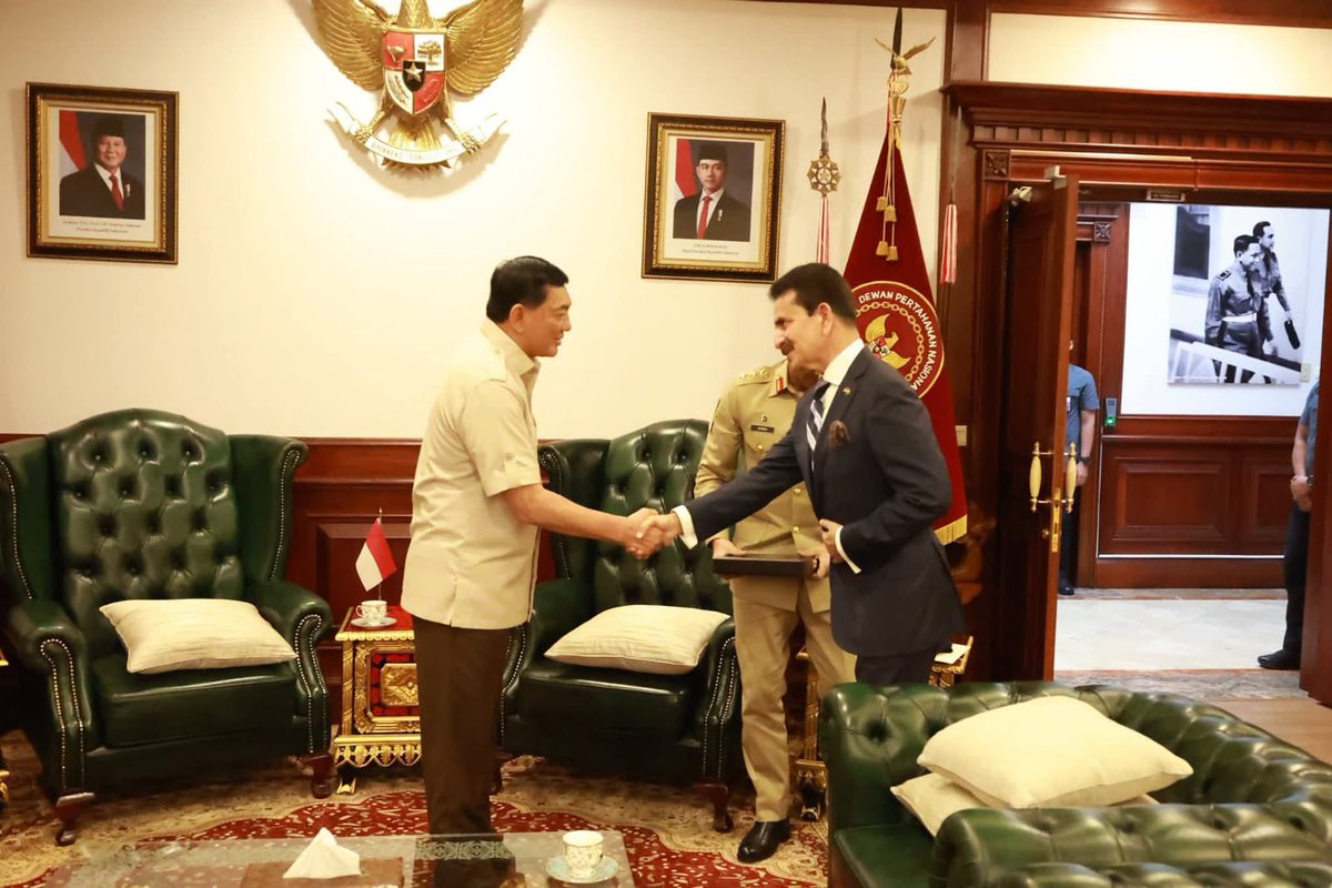 Called on Indonesia’s Defence Minister, H.E. Sjafrie Sjamsoeddin. Reaffirmed 🇵🇰’s commitment to deepening 🇵🇰🤝🇮🇩 defence cooperation, with a focus on advancing collaboration in defense industry, technology, and training to enhance regional stability, security, and prosperity