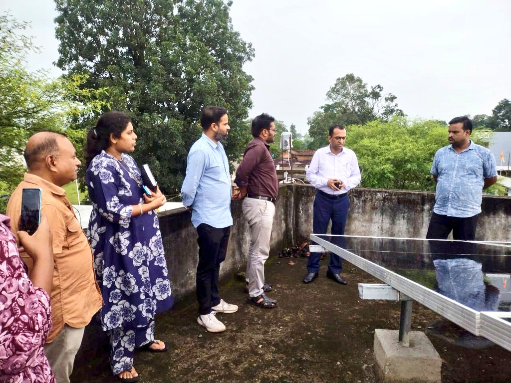 KorbaDist's tweet image. कलेक्टर श्री अजीत वसंत ने आज पाली में प्रधानमंत्री सूर्यघर योजना का लाभ उठा रहे हितग्राही के घर पहुँचकर योजना से मिल रहे लाभ एवं क्रियान्वयन की जानकारी ली। उन्होंने हितग्राही से पैनल की लागत, उत्पादन क्षमता, सब्सिडी के सम्बंध में चर्चा की। 

#PMSuryaGharYojana
#KorbaDistrict