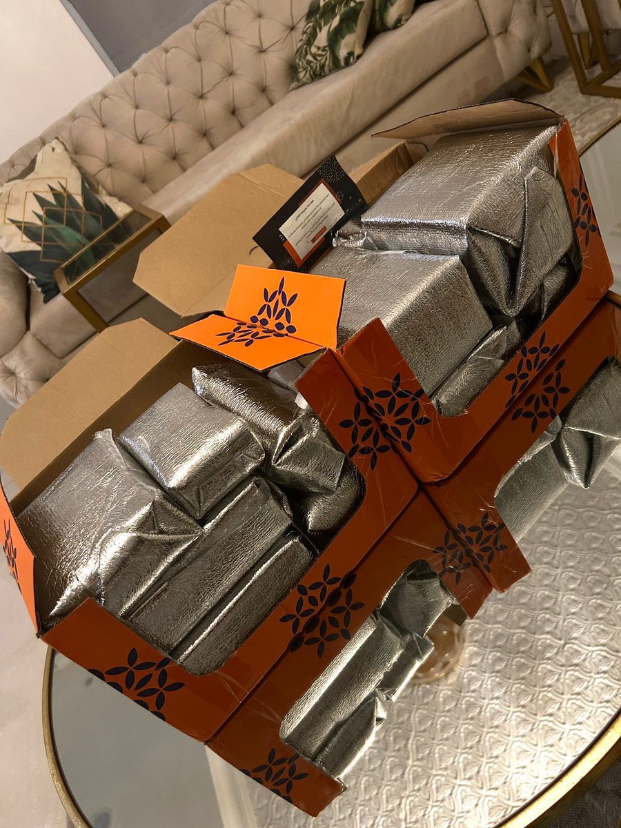 بكل الامتنان والفرح، وصلتني من متجر لوجا شحنة من عشرة عطور نيشية كهدية ودعم وتحفيز لمسيرتي كمقيّم عطور. لا تسعني الكلمات للتعبير عن شكري وامتناني لهذه الثقة الغالية، ولحجم السعادة التي غمرتم به روحي. أنتم <a href="/LOJASTOREGT/">LOJA STORE</a>  لستم مجرد متجر، بل شركاء إلهام ورائحة حب تظل عالقة في الذاكرة