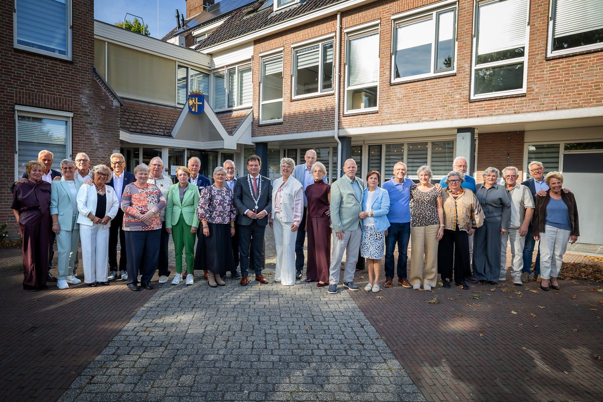 Gemeente Bunschoten (@gembunschoten) on Twitter photo Vanmiddag ontving burgemeester <a href="/JacoGeurts/">Jaco Geurts</a> samen met zijn vrouw deze gouden #bruidsparen, omdat zij onlangs allemaal hun 50-jarig #huwelijksjubileum mochten #vieren. Van harte #gefeliciteerd! ❤️ Vanmiddag ontving burgemeester <a href="/JacoGeurts/">Jaco Geurts</a> samen met zijn vrouw deze gouden #bruidsparen, omdat zij onlangs allemaal hun 50-jarig #huwelijksjubileum mochten #vieren. Van harte #gefeliciteerd! ❤️