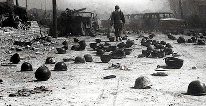 قانون حجاب اجبارى در ١٨ مرداد ۱۳۶۲ تصويب شد، و جنگ از ۳۱ شهريور ۱۳۵۹ شروع شد؛
سوال اينجاس اگر "شهدا براى حفظ حجاب به جنگ رفتن" پس اون سه سال اول رو واسه چى ميجنگيدن؟؟

انقدر ازخون این وطن‌پرستان براى افكار پوسيده خودتون مايه نزاريد…