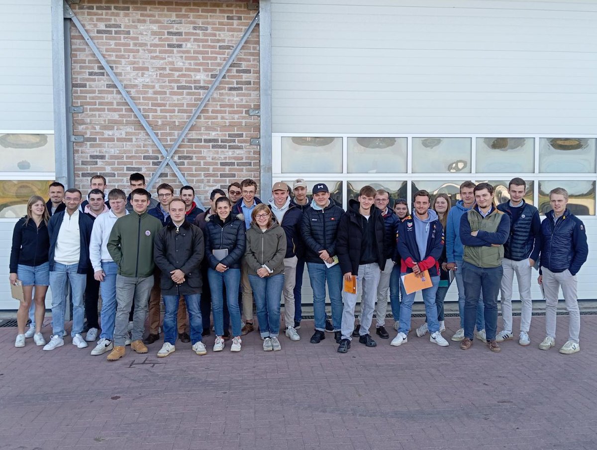 CfppaLeParaclet's tweet image. Focus sur le voyage d&apos;études aux Pays-Bas des apprentis BTS #ACD. 
Journée 1 : visite de l’exploitation agricole Nuchelmans Agro à Maastricht : 900 hectares de cultures (principalement #pommedeterre, betterave, oignon) + 80 vaches limousines allaitantes.🧐🤠