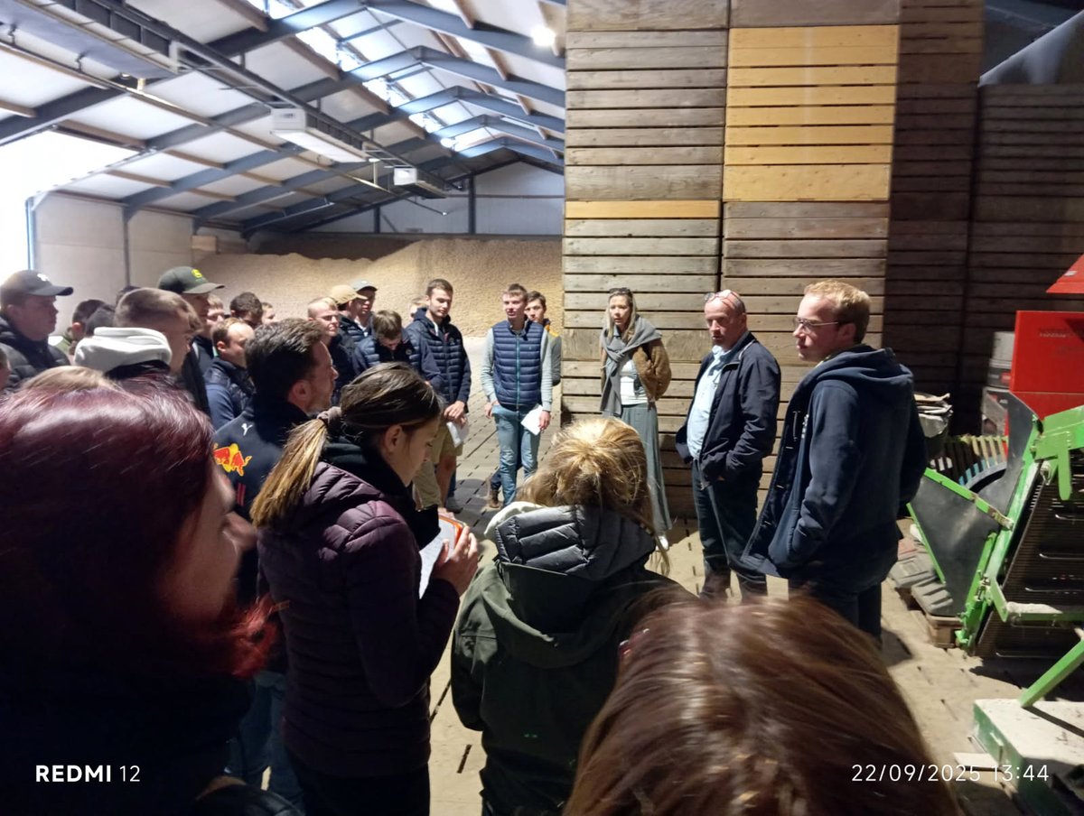 CfppaLeParaclet's tweet image. Focus sur le voyage d&apos;études aux Pays-Bas des apprentis BTS #ACD. 
Journée 1 : visite de l’exploitation agricole Nuchelmans Agro à Maastricht : 900 hectares de cultures (principalement #pommedeterre, betterave, oignon) + 80 vaches limousines allaitantes.🧐🤠