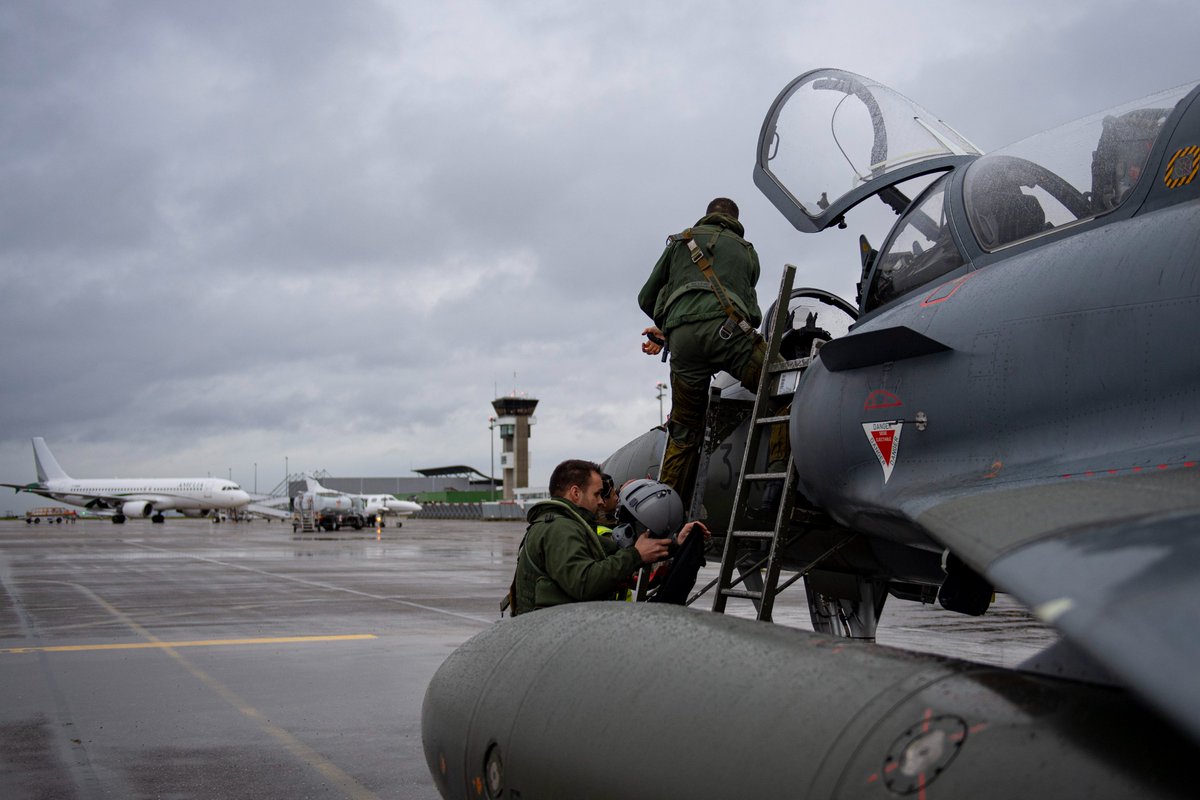 Armee_de_lair's tweet image. #BASEX, quand un aéroport civil devient base aérienne ✈️. L’aéroport @lorraineaero accueille 3 #Mirage2000D de la BA133. Un déploiement agile et à faible empreinte logistique (FRA-ACE) pour tester les procédures de desserrement de nos forces. Une 1ère en terrain civil pour l’AAE.