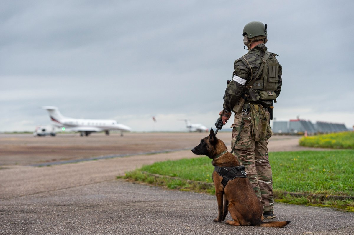 Armee_de_lair's tweet image. #BASEX, quand un aéroport civil devient base aérienne ✈️. L’aéroport @lorraineaero accueille 3 #Mirage2000D de la BA133. Un déploiement agile et à faible empreinte logistique (FRA-ACE) pour tester les procédures de desserrement de nos forces. Une 1ère en terrain civil pour l’AAE.