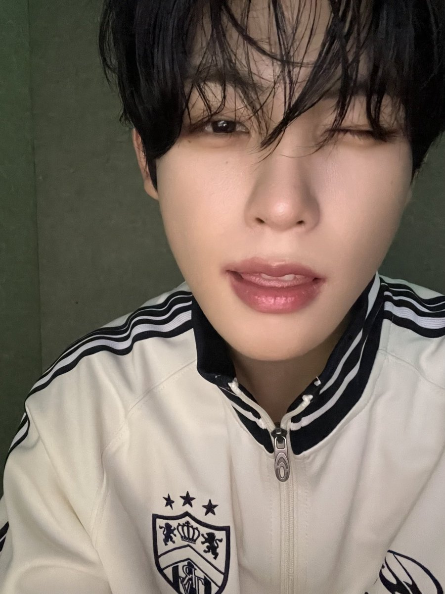 XODIAC_MEMBERS's tweet photo. [#규민🐶] 

오늘도 수고했어~🫳🏻🫳🏻

#XODIAC #소디엑 #GYUMIN #규민 
#똑똑똑_귬이등장 https://t.co/VB4CAc7niO