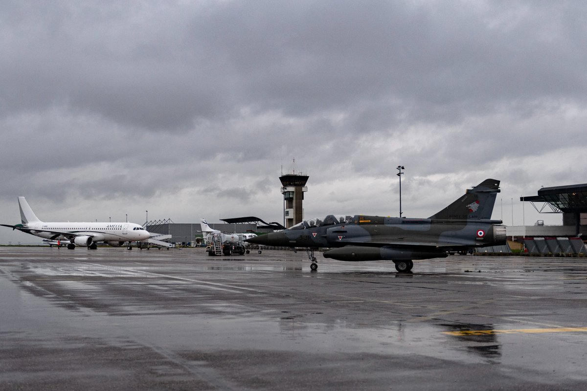 Armee_de_lair's tweet image. #BASEX, quand un aéroport civil devient base aérienne ✈️. L’aéroport @lorraineaero accueille 3 #Mirage2000D de la BA133. Un déploiement agile et à faible empreinte logistique (FRA-ACE) pour tester les procédures de desserrement de nos forces. Une 1ère en terrain civil pour l’AAE.