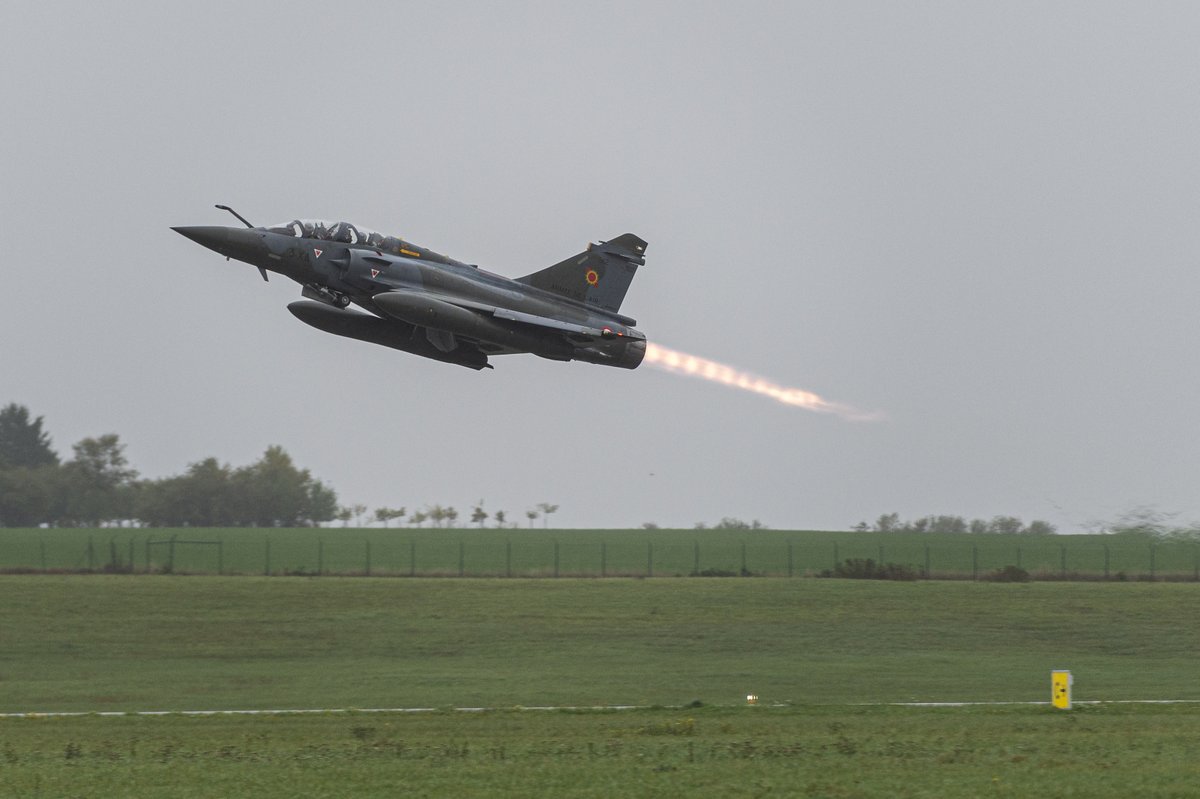 Armee_de_lair's tweet image. #BASEX, quand un aéroport civil devient base aérienne ✈️. L’aéroport @lorraineaero accueille 3 #Mirage2000D de la BA133. Un déploiement agile et à faible empreinte logistique (FRA-ACE) pour tester les procédures de desserrement de nos forces. Une 1ère en terrain civil pour l’AAE.