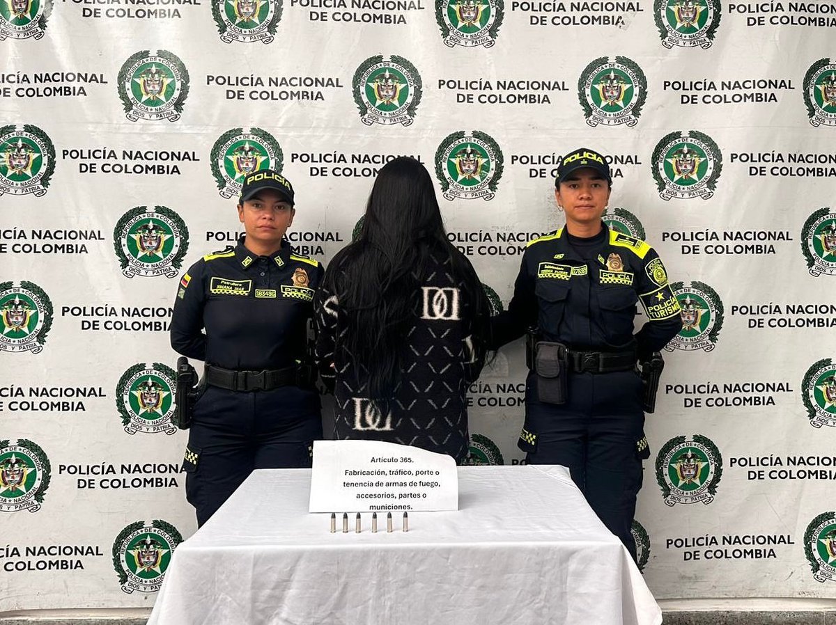 🚔 Con la Policía de Turismo, Infancia y Adolescencia y el Ejército se logró la captura en flagrancia de una ciudadana por el delito de fabricación, tráfico y porte de armas. 

En el procedimiento se le hallaron 6 cartuchos calibre 38, los cuales fueron incautados de inmediato.
