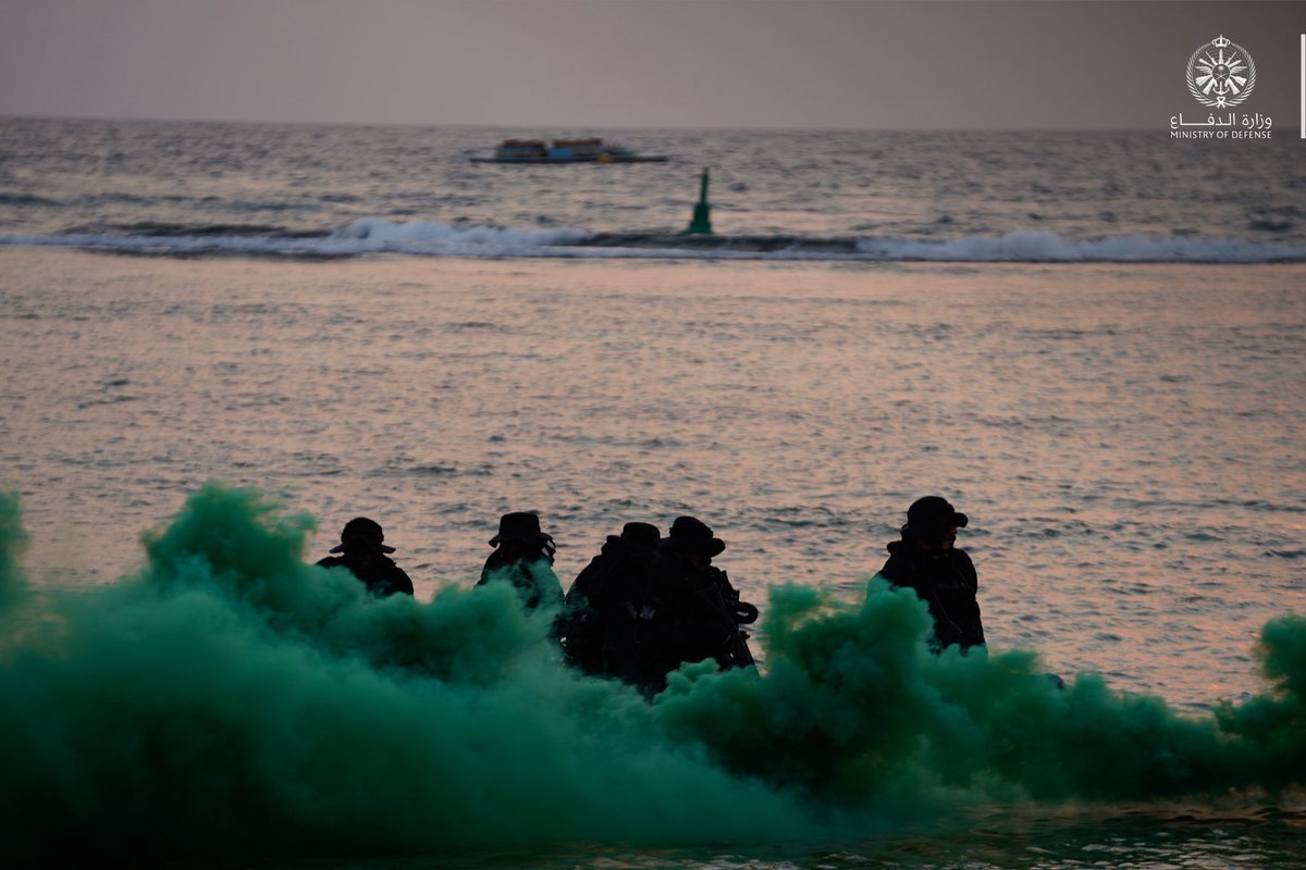 احتفاءً بـ #اليوم_الوطني_السعودي95، نفذت #القوات_البحرية فعاليات متنوعة على الواجهة البحرية بجدة، بحضور معالي رئيس أركان القوات البحرية الفريق الركن محمد الغريبي، وقادة الوحدات بالأسطول الغربي. 

#عزنا_بطبعنا