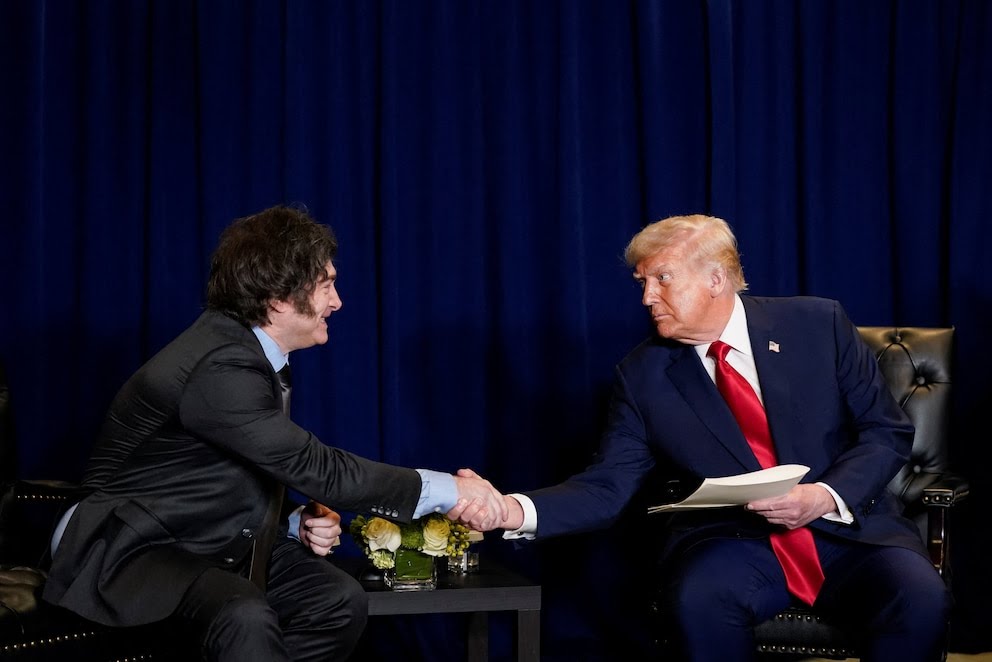 Salvavidas de plomo. EEUU negocia con Argentina un préstamo de US$20 mil millones. Milei salió a mendigar para darle de comer a su pueblo, quien está pagando la debacle económica con hambre y miseria.

Argentas disfruten su libertario, en Chile hay tres más de la misma especie..