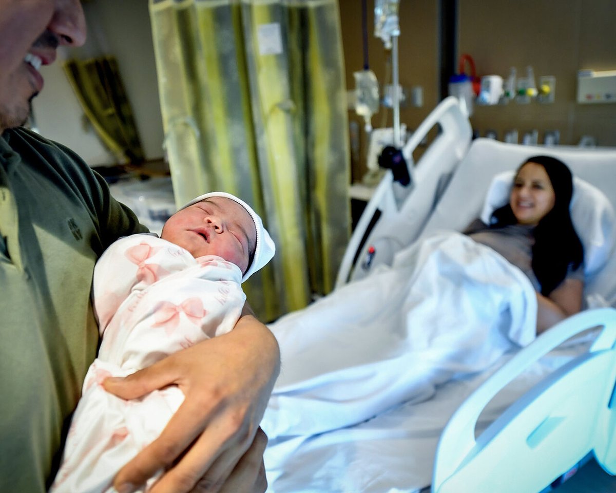 MTA's tweet image. Miracle on the Whitestone! Around 4 p.m. on Monday, members of the MTAPD Highway Unit, Sgt. Joseph Casale and Officer Eric Li, were flagged down by a motorist whose wife was in labor on the side of the bridge roadway. They helped deliver a healthy baby girl!
 
FDNY EMS safely…