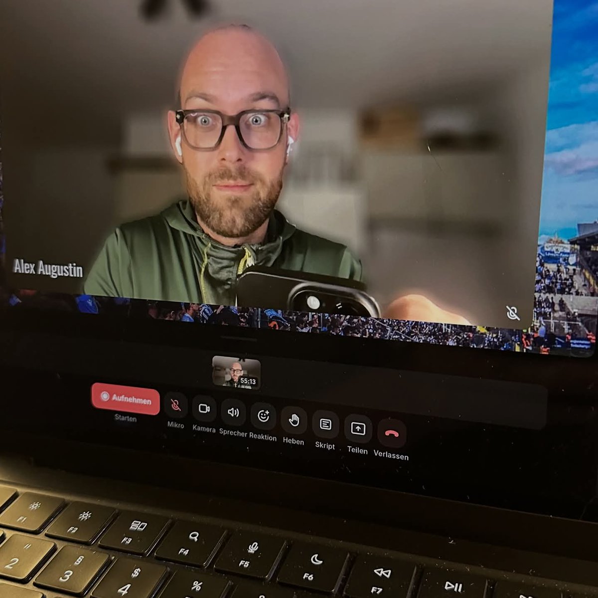 Folge 186 ist speziell. Warum? Alex als Maestro alleine im Studio, Flo und Anja direkt von der #Wiesn zugeschaltet, dazu Expertise von Ex-Löwe Daniel Wein und so viele Fan-Stimmen wie nie. "Ein Rätsel namens Sechzig" – jetzt überall, wo es Podcasts gibt und auf YouTube! #TSV1860