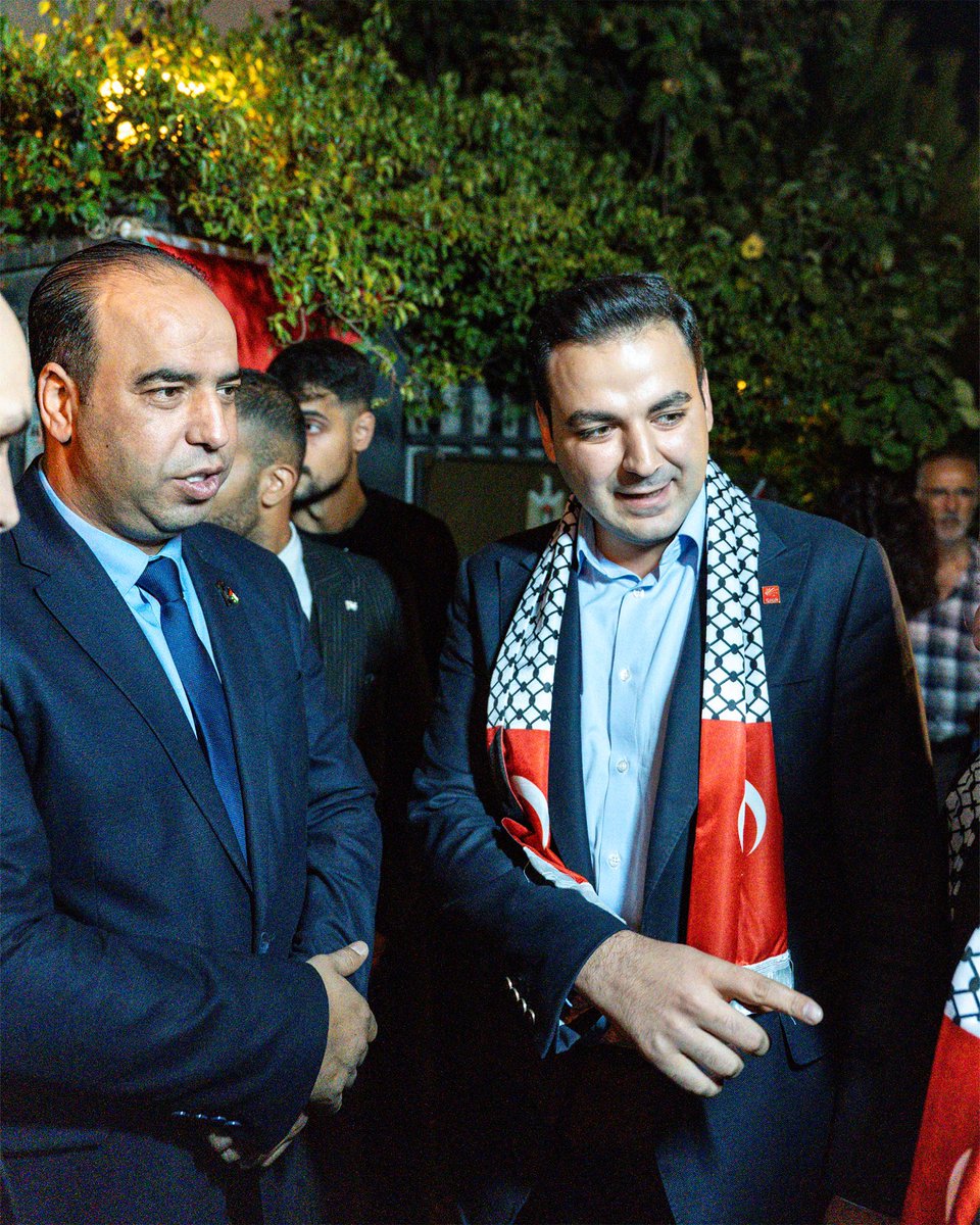 AKP Gençlik Kolları Başkanı Yusuf İbiş ABD'de poz verirken yurt dışı çıkış yasağı bulunan CHP Gençlik Kolları Başkanı Cem Aydın Filistin Başkonsolosuyla buluştu ardından Filistin'e Özgürlük kortejinde gençlerle yürüdü.