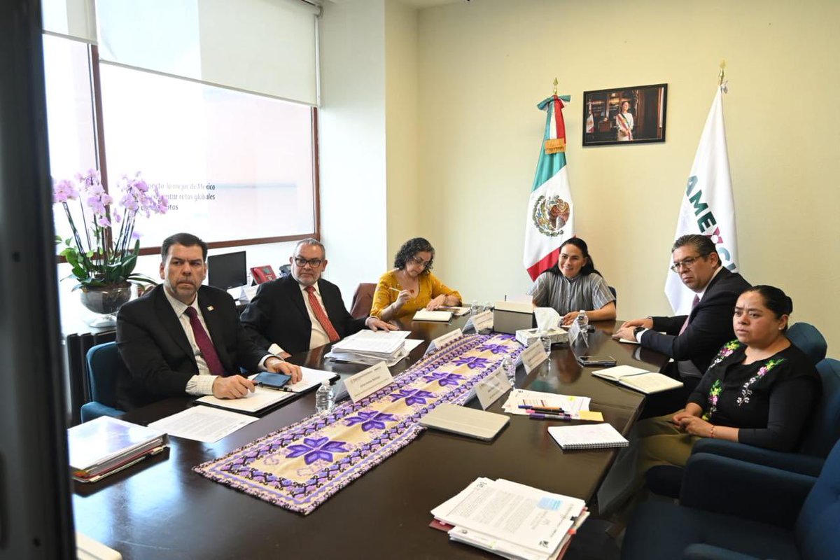 AMEXCID's tweet photo. 📸En la #AMEXCID reconocemos al @WorldBank 🌍 🏦como un socio estratégico para México 🇲🇽y el mundo , su liderazgo ha sido clave para enfrentar desafíos globales como el cambio climático🌀, la seguridad alimentaria 🌾y la resiliencia frente a desastres 🚨.

Este día sostuvimos una reunión virtual 👩🏻‍💻👨🏼‍💻 entre la directora ejecutiva de la #AMEXCID, @AlejandraDMV y @RSenderowitsch, gerente de práctica para la administración pública del #BancoMundial con quien reafirmamos nuestro compromiso de fortalecer estrategias para transformar vidas, reducir desigualdades y construir un futuro más justo y sostenible para todas y todos.
