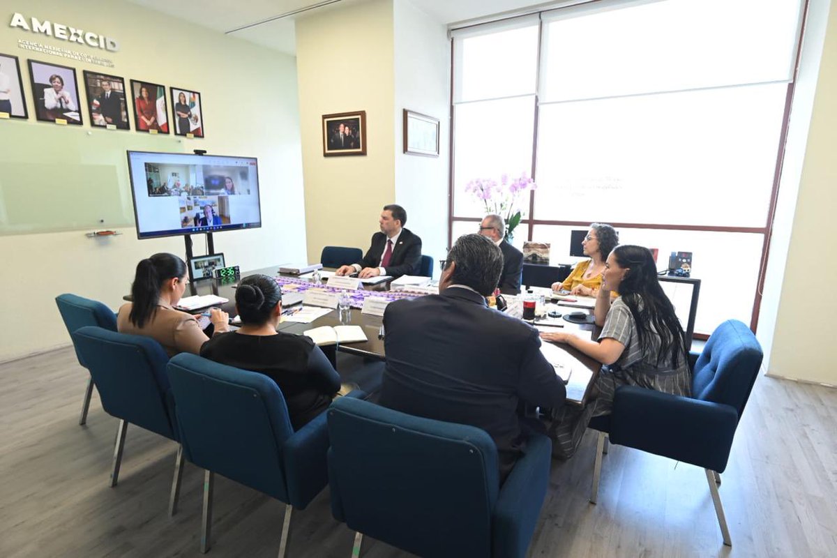 AMEXCID's tweet photo. 📸En la #AMEXCID reconocemos al @WorldBank 🌍 🏦como un socio estratégico para México 🇲🇽y el mundo , su liderazgo ha sido clave para enfrentar desafíos globales como el cambio climático🌀, la seguridad alimentaria 🌾y la resiliencia frente a desastres 🚨.

Este día sostuvimos una reunión virtual 👩🏻‍💻👨🏼‍💻 entre la directora ejecutiva de la #AMEXCID, @AlejandraDMV y @RSenderowitsch, gerente de práctica para la administración pública del #BancoMundial con quien reafirmamos nuestro compromiso de fortalecer estrategias para transformar vidas, reducir desigualdades y construir un futuro más justo y sostenible para todas y todos.