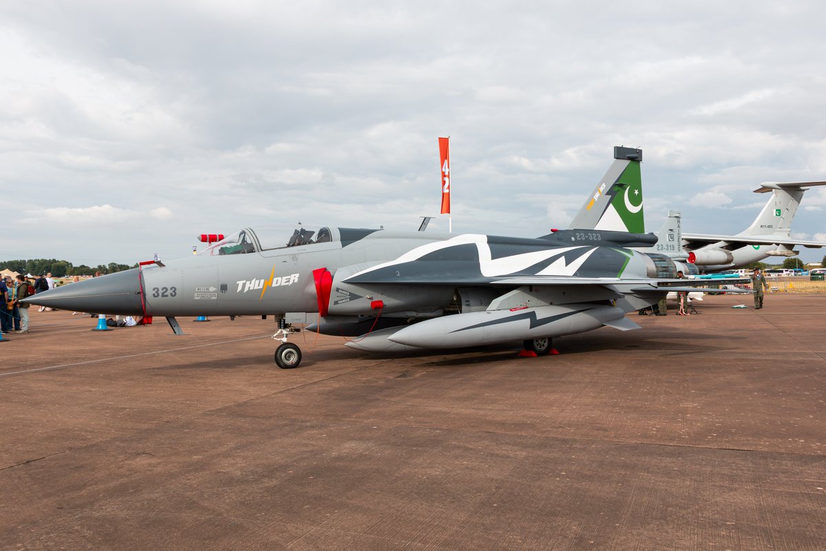 ça continue de retoucher le <a href="/airtattoo/">Royal International Air Tattoo</a> .  Petite triplette gagnante pour celle là !