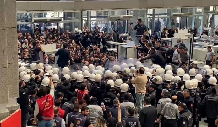 Van Büyükşehir Belediyesi Eş Başkanı Abdullah Zeydan’a mazbatasının verilmemesi kararına karşı Çağlayan Adliyesi önünde yapmak istediğimiz basın açıklamasına yönelik polis saldırısı sonucu gözaltına alınan avukat arkadaşlarımız hakkında açılan davanın ilk duruşmasında; davanın