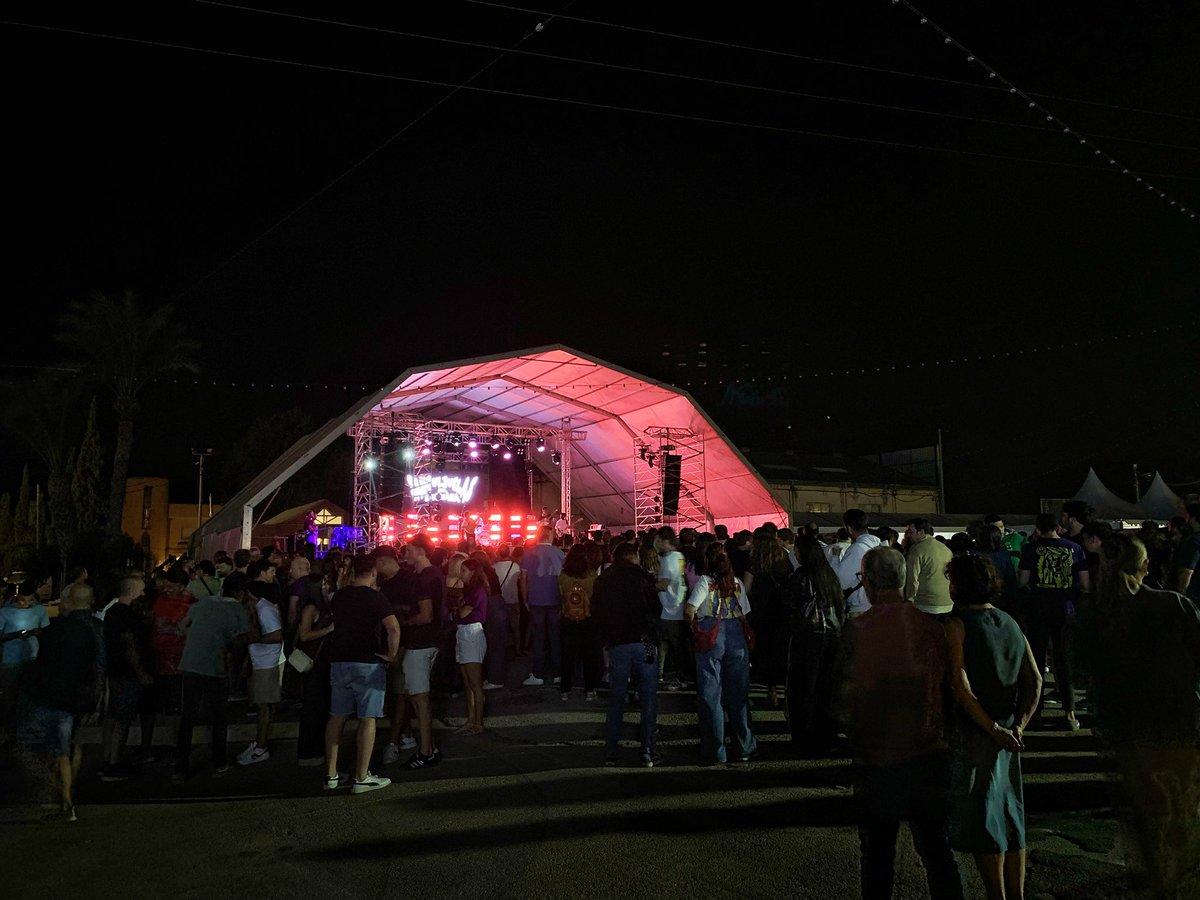 Hay vida más allá de las ciudades y es un gusto ver que hay pueblos en los que se apuesta por algo diferente. Y también que grupos que están en tan buen momento como Sanguijuelas del Guadiana apuesten también por ellos. La gente responde y lo agradece.  Hoy en Santomera.
