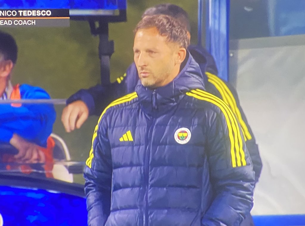Fenerweb122's tweet photo. Çağlar'ı sağ bek
Semedo'yu 8
Asensio'yu 6
Oynatırken ne düşündün acaba amk salağı?
Tedesco'yu acilen kovun!
#tedescout #DZvFB https://t.co/5vuZxAg9S5