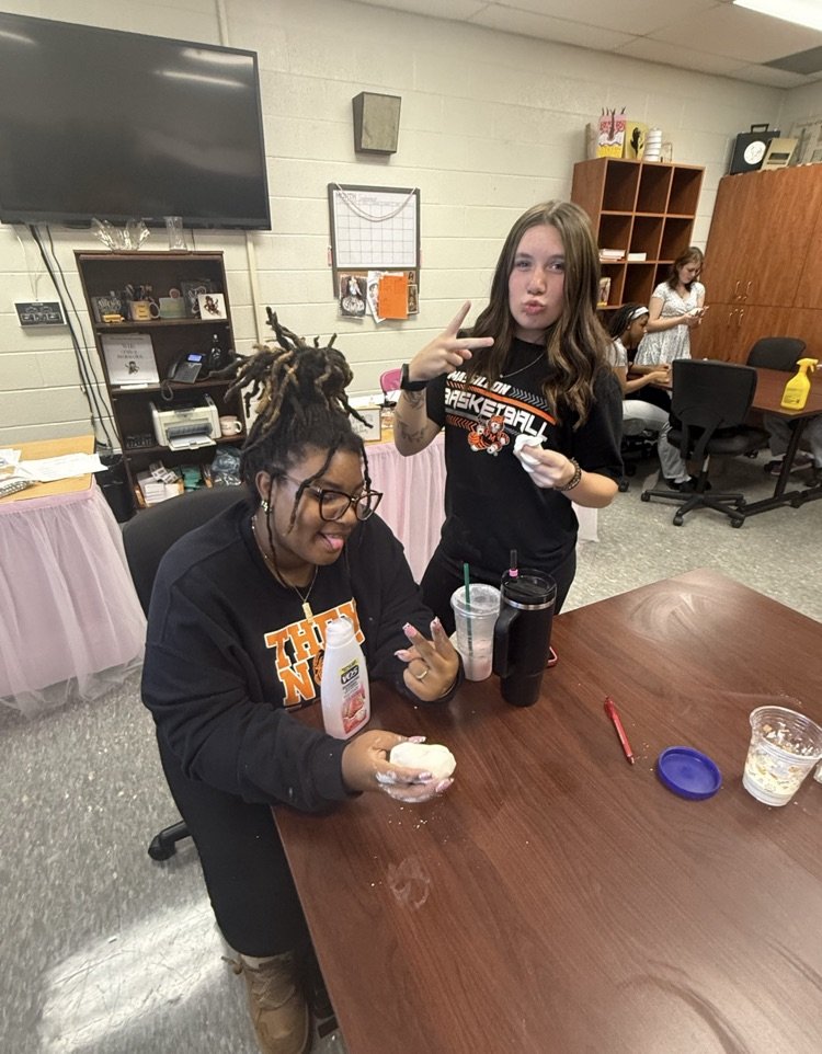 Cosmetology 2 is learning all about physical and chemical changes! To see the difference in action, students had a blast making slime with hair conditioner.✨