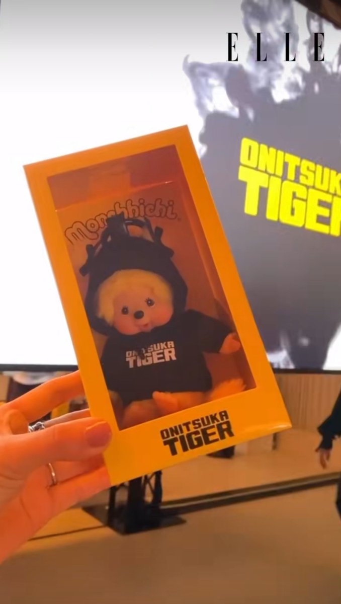 オニツカタイガーのショーでモンチッチ配られてる…！ シュアどこか
