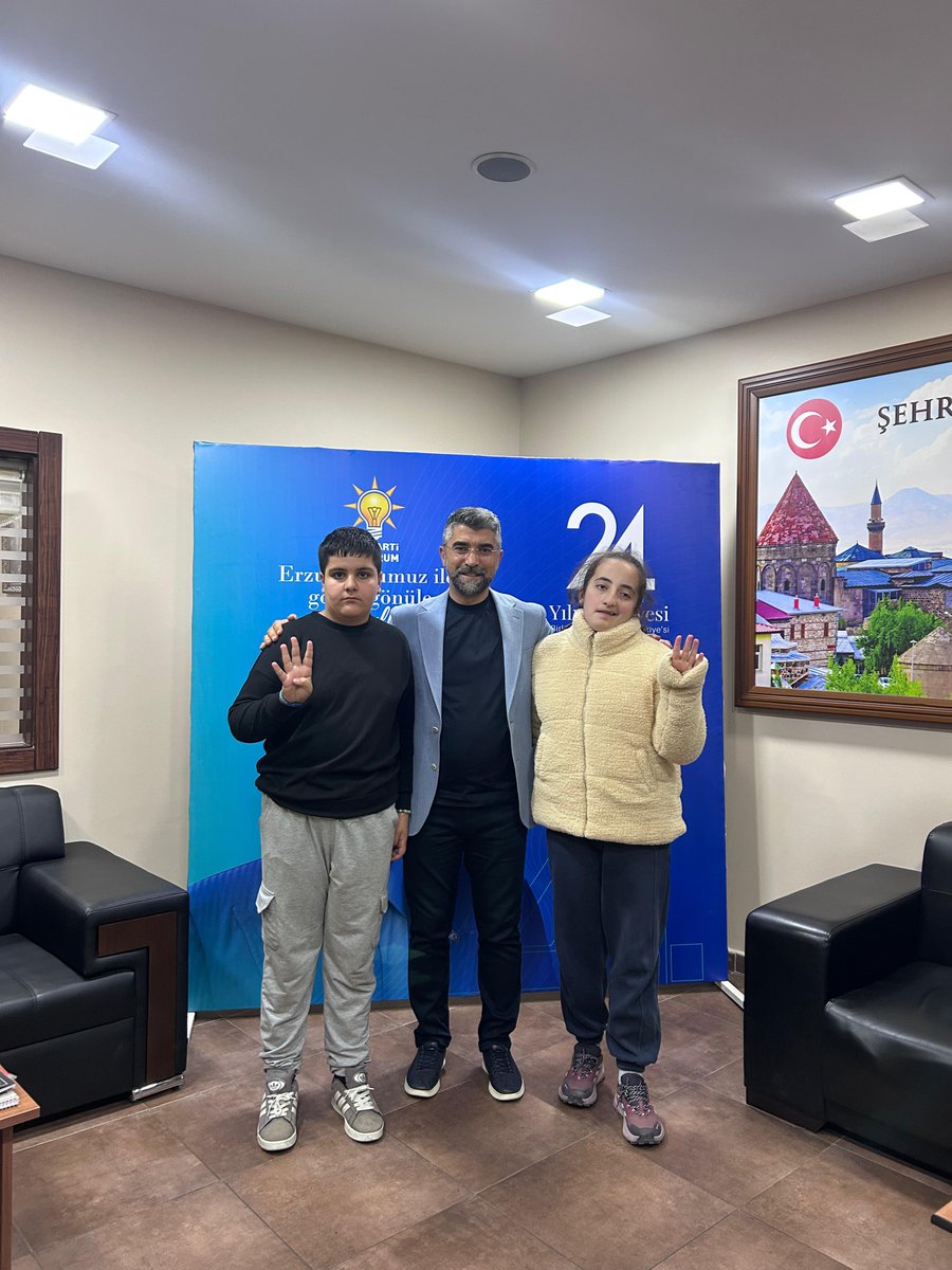 AK Parti Erzurum İl Başkanlığımızda, Erzurum Otizm Derneği ve Otizm Spor Kulübü Başkanı Sayın Nazan Yaşarbaş ve kıymetli yönetim kurulunu misafir ettik.

Nazik ziyaretleri için teşekkür ediyor, çalışmalarında başarılar diliyorum.