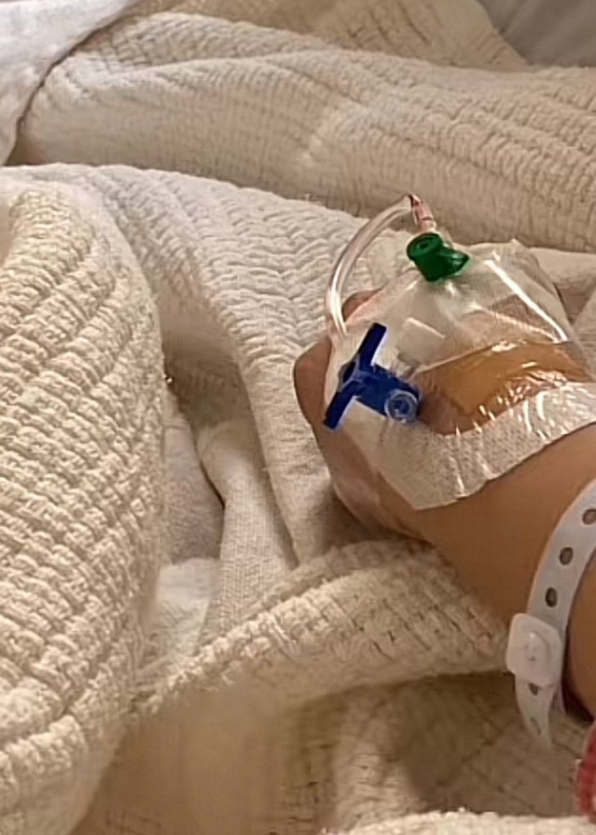 اللهم يا واسع الرحمة، يا شافي يا معافي، اشفِ أمي شفاءً لا يغادر سقماً. اللهم خفف عنها ألمها، وبدّل ضعفها قوة، ومرضها صحة، واحفظها بحفظك الذي لا يرام.

اللهم ألبسها ثوب العافية، وأعدها إلينا سالمة معافاة، واجعل ما أصابها كفّارةً لها ورفعةً في درجاتها. اللهم لا تريني فيها بأساً