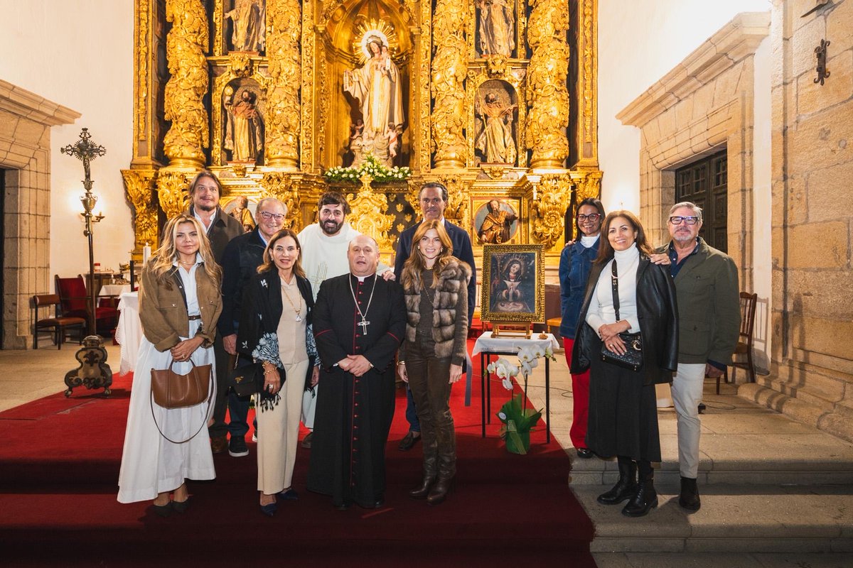 Entregando la imagen de la Virgen de la Altagracia a la iglesia de Nuestra Madre de la Merced en Santiago de Compostela y celebrando la toma de posesión de su nuevo párroco, nuestro amigo, el Padre Tomás. Un día muy especial.