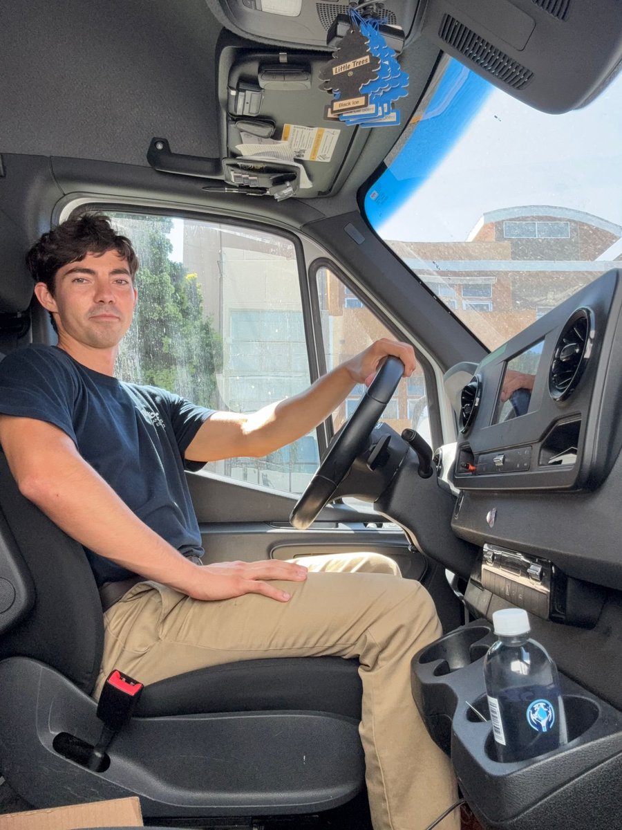 Fancy startup playbook: raise millions, outsource everything.

My playbook: buy a van, deliver bottles myself, tweet the journey.

Guess which one makes better stories. 🚐💧