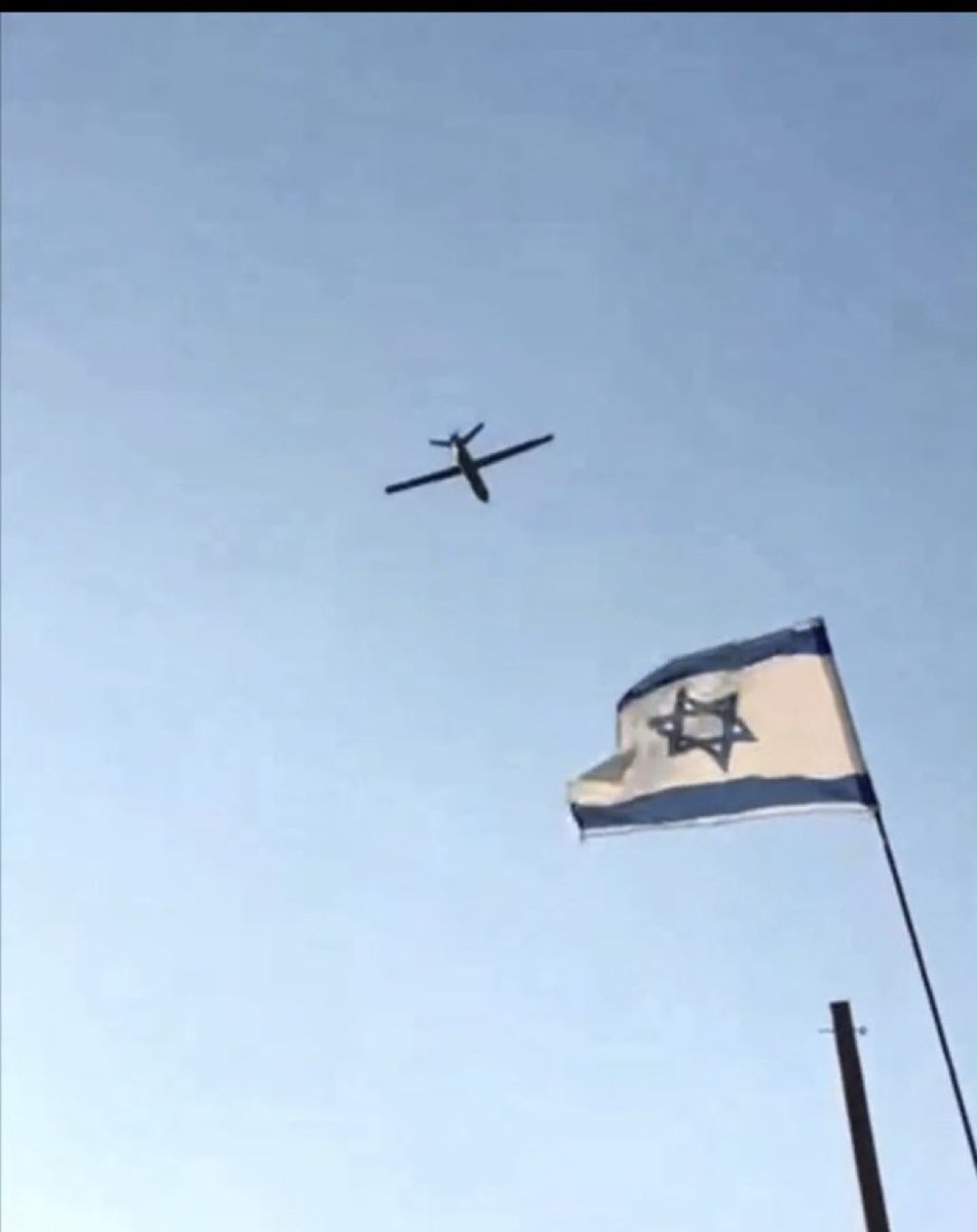 اليمن فوق اسرائيل… فعلياً مش رمزياً.. ويحلق في سماء فلسطين الحرة 

الجبهة اليمنية، هي الامل الحقيقي والوحيد الباقي للعرب، في زمن الخنوع!
هذا ليس كلامي.. بل كلام الناس.. ناس لا نعرفهم، ولا يظهرون على نشرات الاخبار.. لكنهم يتابعون ادق التفاصيل… وسيبقى اليمن فوق اسرائيل… 
وسيبقى