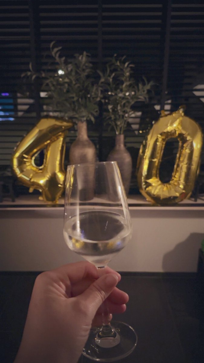 Linda_Zsluis's tweet image. Oudejaarsavond 🥳💛
Nog even 39

Als je vriendinnen langs komen 😆🥰
Stelletje lieverds ook 
Dit blijft to zaterdag zo denk ik?! Dan pas echt feest 🤣 
#sorryburen 
Het wordt nog erger 😬

Cheers my deers 💋
#Verrassing
#suprise
#FriendshipGoals
