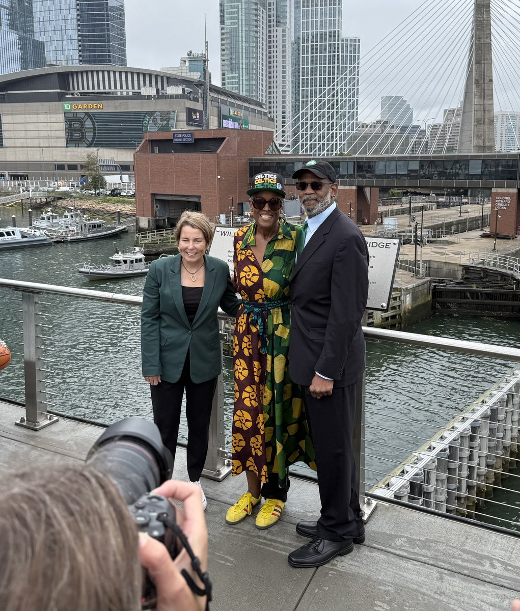 taylorcsnow's tweet image. One year ago, the Washington Street Bridge was renamed the “William Felton ‘Bill’ Russell Bridge.”
Today, his family and friends gathered for a formal dedication.
Jaylen Brown noted, “It’s fitting that a bridge is named after him because what a bridge does is bring people…
